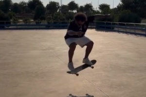 还是那么爱秀马塞洛玩滑板炫技，人连同滑板一同跃起